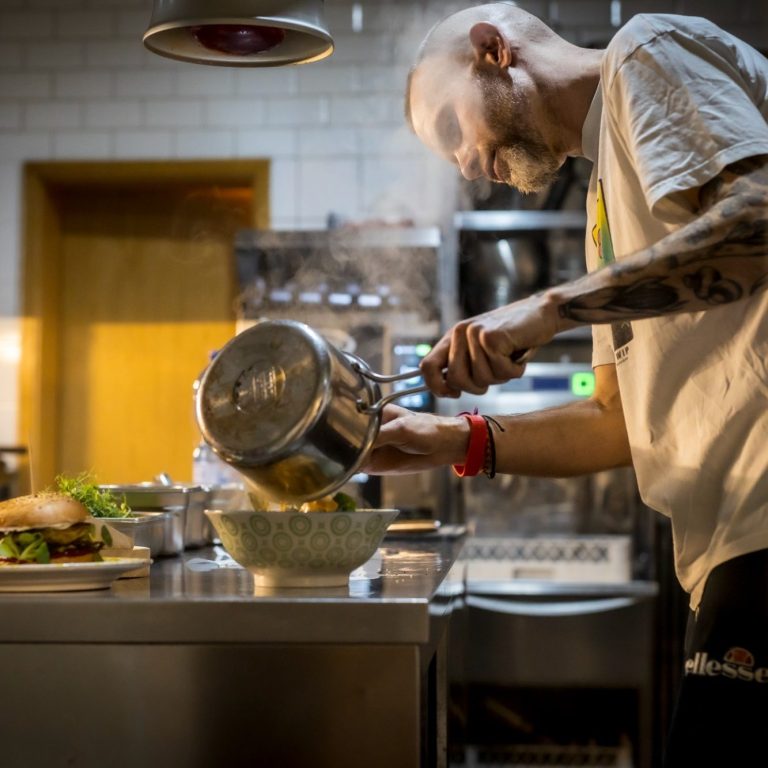 Dirk Schritt am Kochen im Restaurant